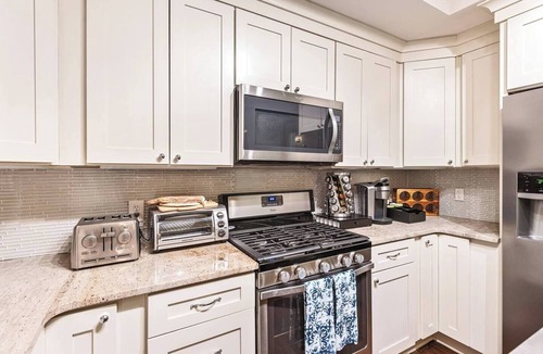 East Atlanta House | Cool East ATL-Huge Fenced Yd-Fire pit-King Bed