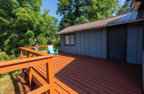 Tustin Cabin | Corky's Cabin: Tranquil Riverfront Retreat! - Sauna, Wifi, AC!