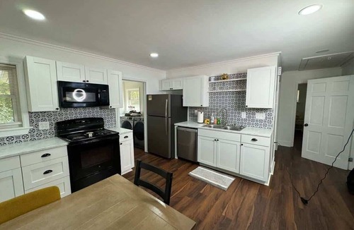 Belle Mina House | Corporate & Family Stay | 4BR | Fire Pit | Pickleball | Pets OK