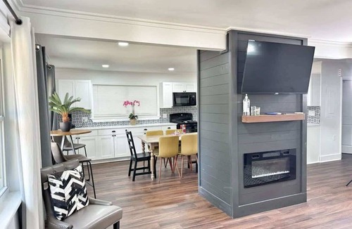 Belle Mina House | Corporate & Family Stay | 4BR | Fire Pit | Pickleball | Pets OK