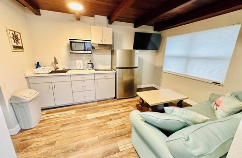 Tavares Cottage | Cottage 32: Flamingo Bungalow - Waterfront Lodging in Downtown Tavares, FL