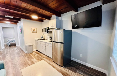 Tavares Cottage | Cottage 32: Flamingo Bungalow - Waterfront Lodging in Downtown Tavares, FL