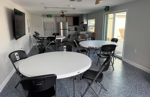 Tavares Cottage | Cottage 32: Flamingo Bungalow - Waterfront Lodging in Downtown Tavares, FL