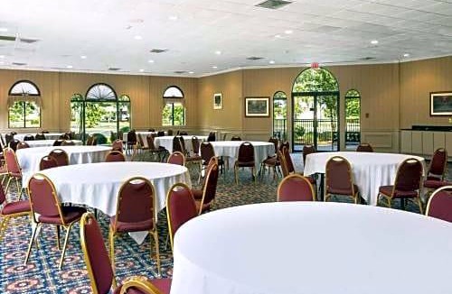 Pooler Hotel | Cottonwood Suites Savannah Hotel & Conference Center