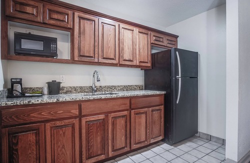 Pooler Hotel | Cottonwood Suites Savannah Hotel & Conference Center