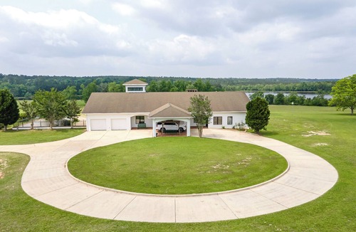 McNeill House | Country Retreat on private 40ac Lake. 250 acres.9 Bedrooms + 2 Dorms -Sleeps 43