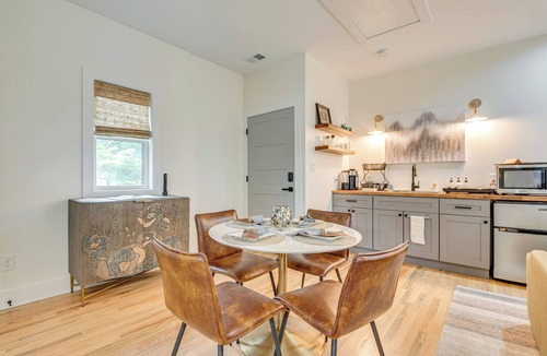 East Side Apartment | Couple’s Getaway Near Dtwn ATL & Mercedes-Benz!