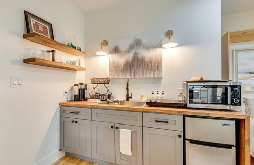 East Side Apartment | Couple’s Getaway Near Dtwn ATL & Mercedes-Benz!