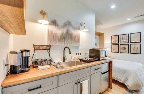 East Side Apartment | Couple’s Getaway Near Dtwn ATL & Mercedes-Benz!