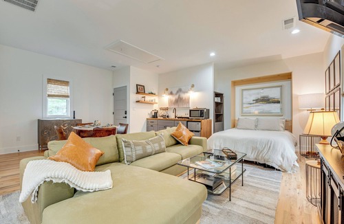 East Side Apartment | Couple’s Getaway Near Dtwn ATL & Mercedes-Benz!