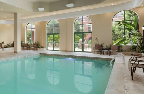 Montgomery House | Couples' Luxury Vacation in a Magnificent Suite