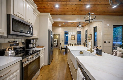Pickens Cabin | Cowabunga Cabin - Pool, Hot Tub, Play Park, Outdoor Kitchen, Shuffleboard