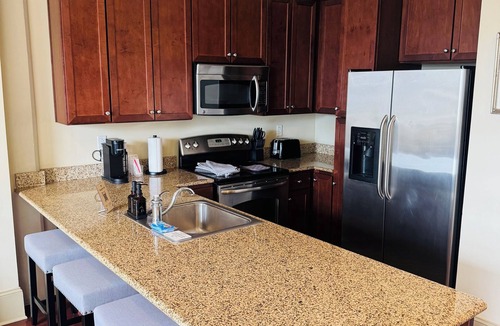 Central Business District Apartment | Cozy 1-bedroom apartment in amazing New Orleans with AC, fitness room
