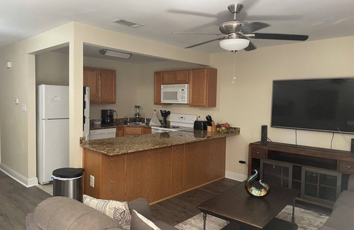 Biloxi Condo | Cozy 1-bedroom condo in beautiful Biloxi with fitness room and 2 swimming pools