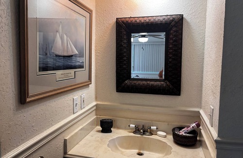 Waldo Cottage | Cozy 1-bedroom cottage in recreation Paradise and within minutes to airport