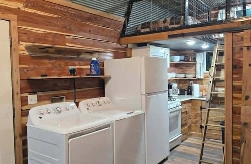Marshall Cabin | Cozy 1-BR cabin with Kid's Loft, Hot Tub & Large Deck on Working Buffalo Farm