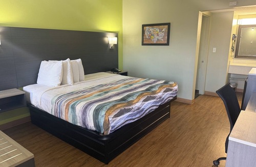 Columbus Hotel | Cozy 1 - room hotel in charming Columbus and Ft. Moore with AC, WiFi