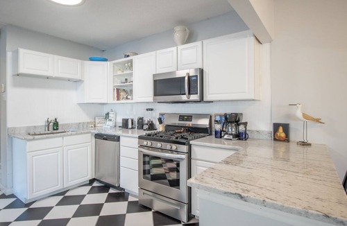 Biloxi House | Cozy 2 Bedroom/1 Bath Home Located Blocks From Downtown Biloxi and the Beach