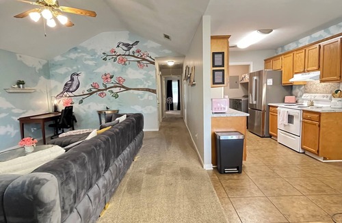 Flowood House | Cozy 2-bedroom family-friendly house featuring beautiful murals by local artist.