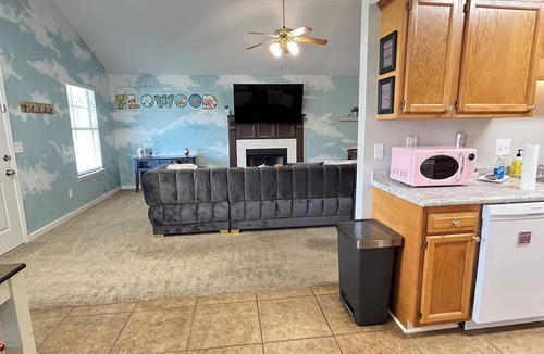 Flowood House | Cozy 2-bedroom family-friendly house featuring beautiful murals by local artist.
