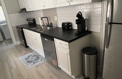 Westview House | Cozy 2-bedroom house that sleeps 7 with WiFi, AC in WestEnd Atlanta