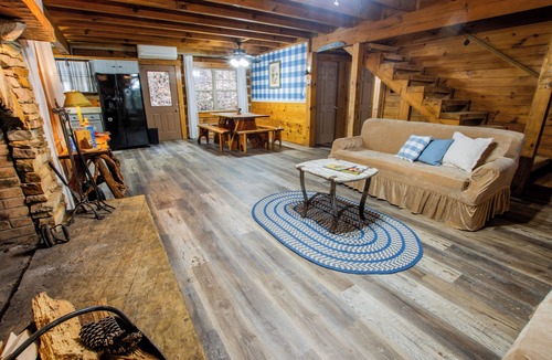 Hanceville House | Cozy 2-bedroom log home in tranquil Hanceville, Alabama. Relax and escape