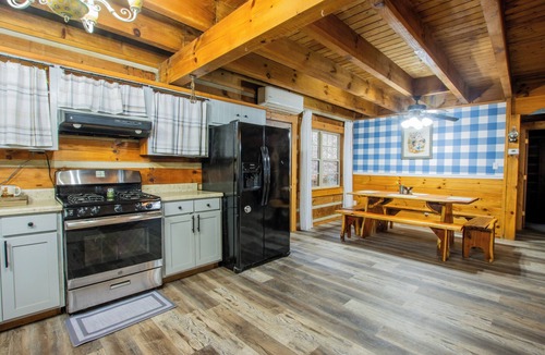 Hanceville House | Cozy 2-bedroom log home in tranquil Hanceville, Alabama. Relax and escape