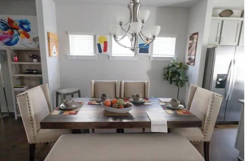 East Side House | Cozy 2-Bedroom & Office Corporate Stay Townhome