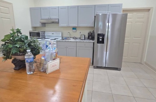Buena Vista Apartment | Cozy 3-bedroom apartment in beautiful Buena Vista near restaurants