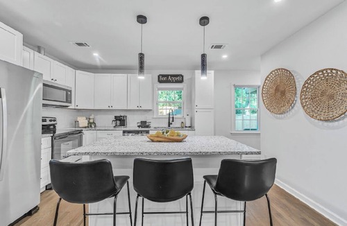 Westview House | Cozy 3-bedroom house in enchanting Atlanta with WiFi, AC