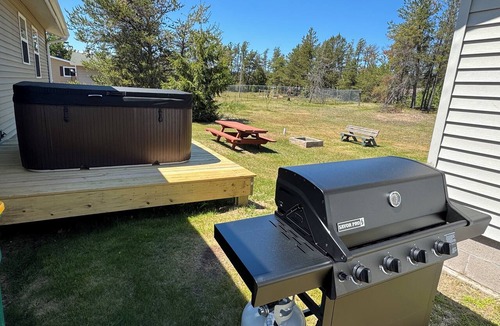 Upper Peninsula Michigan House | Cozy 3bedroom pet friendly home in peaceful Marquette perfect for relaxing stays