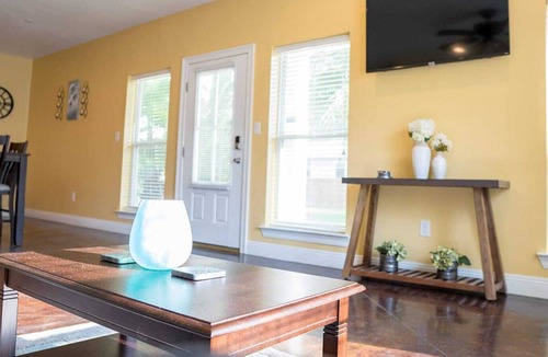 Kreole Apartment | Cozy 3BR/2B Full Kitchen-Self Check-In W/D