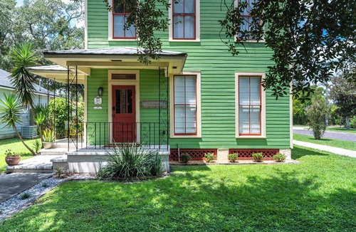 Sanford House | Cozy 3BR Retreat - Near Bars, Zoo & Lake Trails