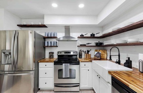 Casselberry House | Cozy 4/2, King Beds, Pergola, Hot Tub & Pool!
