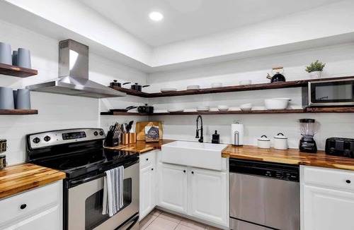 Casselberry House | Cozy 4/2, King Beds, Pergola, Hot Tub & Pool!