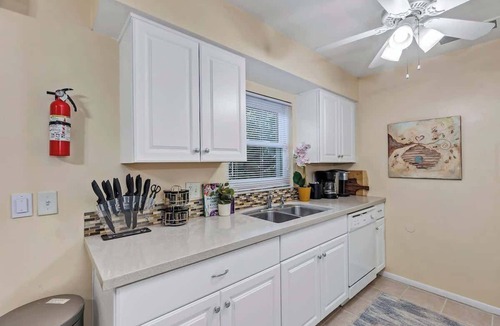 Sanford House | Cozy 4/3, Patio, King Bed, Bunk Room + Water Park!