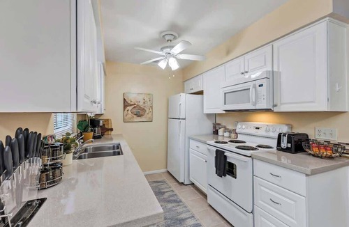 Sanford House | Cozy 4/3, Patio, King Bed, Bunk Room + Water Park!