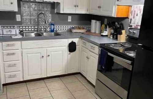 Montgomery House | Cozy 4 Bedroom Near Airport