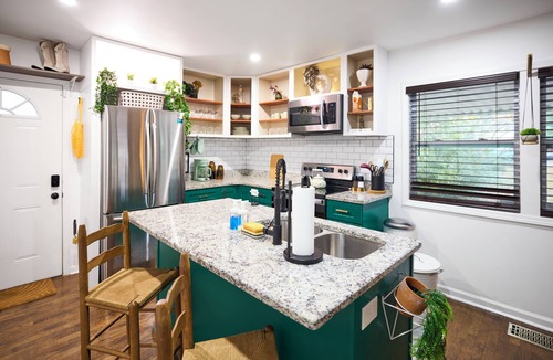 Church Street House | Cozy and Artsy 3-Bedroom House with AC, WiFi near Downtown Atlanta