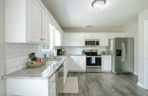 Statesboro House | Cozy and Contemporary Villa 1 Mile from GSU