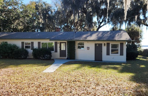Palatka House | Cozy and Peaceful River Home Under the Oaks