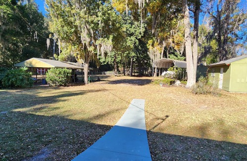 Palatka House | Cozy and Peaceful River Home Under the Oaks