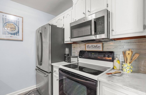 Savannah House | Cozy Boho Sunroom - Private Pool - Game Room - Near Downtown & Tybee