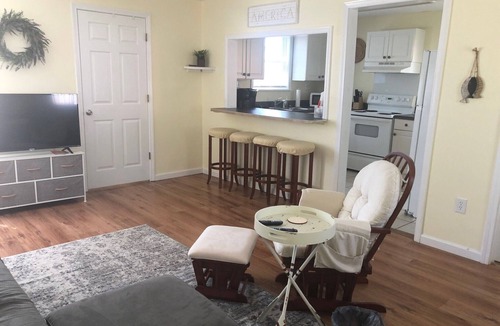 Long Beach Cottage | Cozy Breeze Bungalow-walk to beach, harbor, restaurants, quaint downtown.