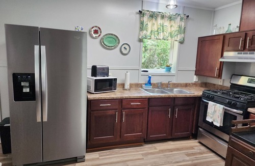 Springfield House | Cozy Bungalow Minutes to River, Dining & Shopping