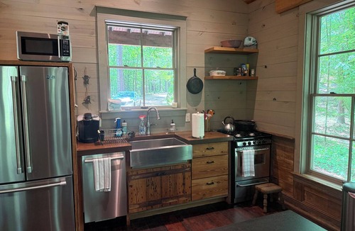 Auburn Cabin | Cozy cabin 2 miles from Auburn's campus. 2 bdrm + loft. Sleeps 6.