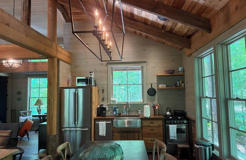 Auburn Cabin | Cozy cabin 2 miles from Auburn's campus. 2 bdrm + loft. Sleeps 6.