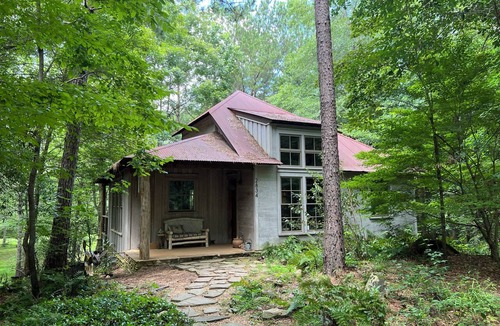 Auburn Cabin | Cozy cabin 2 miles from Auburn's campus. 2 bdrm + loft. Sleeps 6.