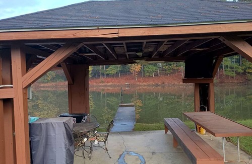 Opelika Cabin | Cozy Cabin for Two by the Lake for a Peaceful Escape in Opelika, Alabama