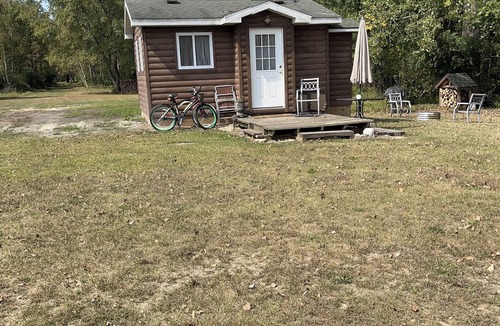 Elm Hall Cabin | Cozy cabin in Riverdale with outdoor adventures near bike trails and the casino.